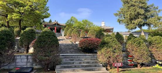 安康烈士陵园纪念碑侧景